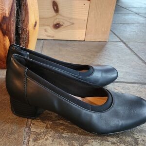 Clarks Women's Black Leather Flats